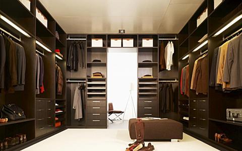 Top ten items that should always be present in the man's wardrobe.